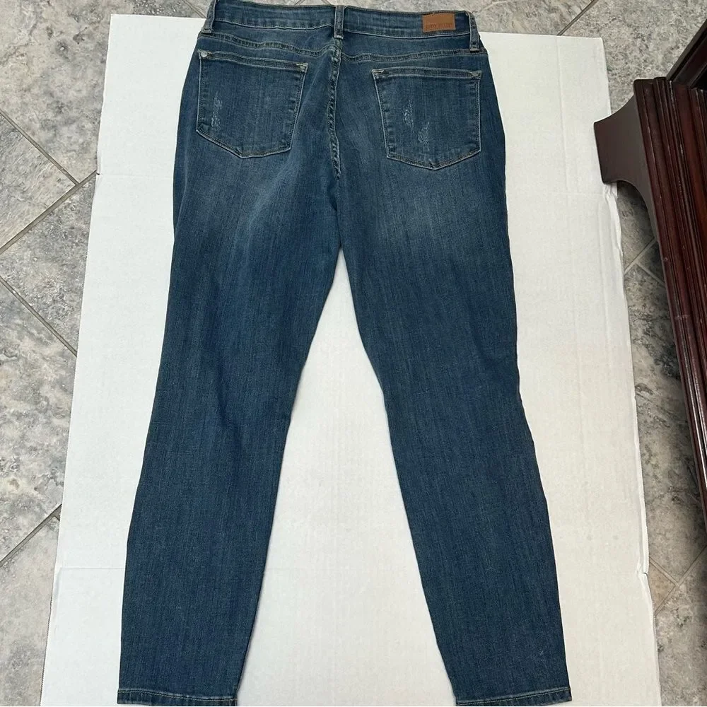 Judy Blue Relaxed Fit Distressed Jeans size 31 Style #8289‎